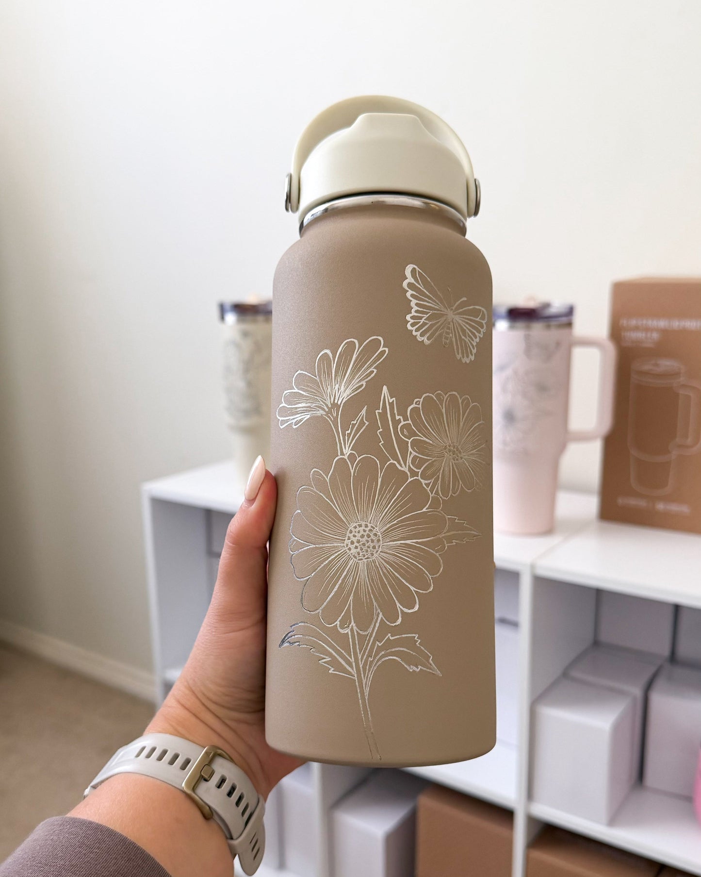 Hand Engraved 32oz Drink Bottle | Latte Daisy